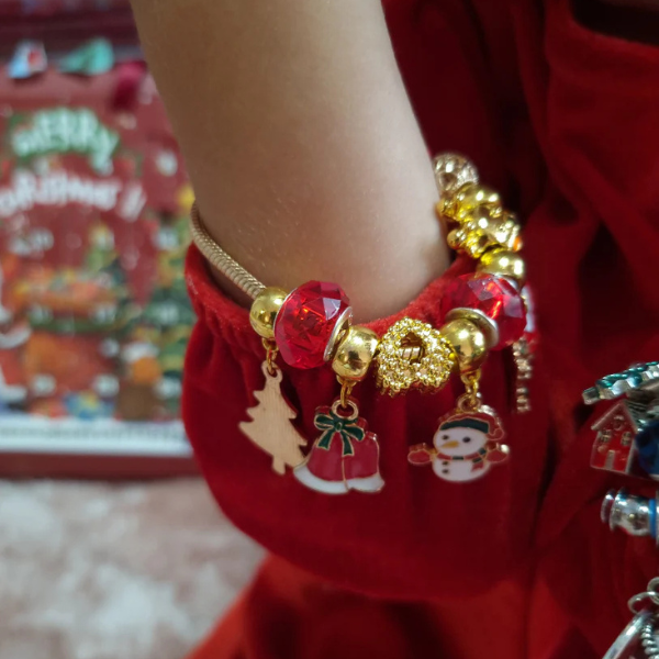 Tüdrukute advendikalender käevõrude ja ripatsitega